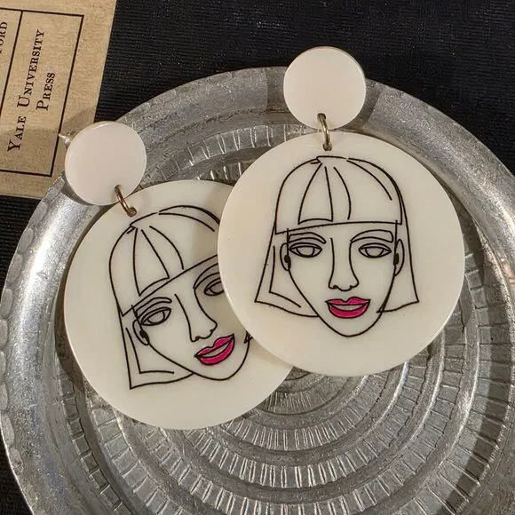 Retro 80s Style Artsy Woman Red LIps Face Vintage Lucite Pendant Dangle earrings - Picture 5 of 8
